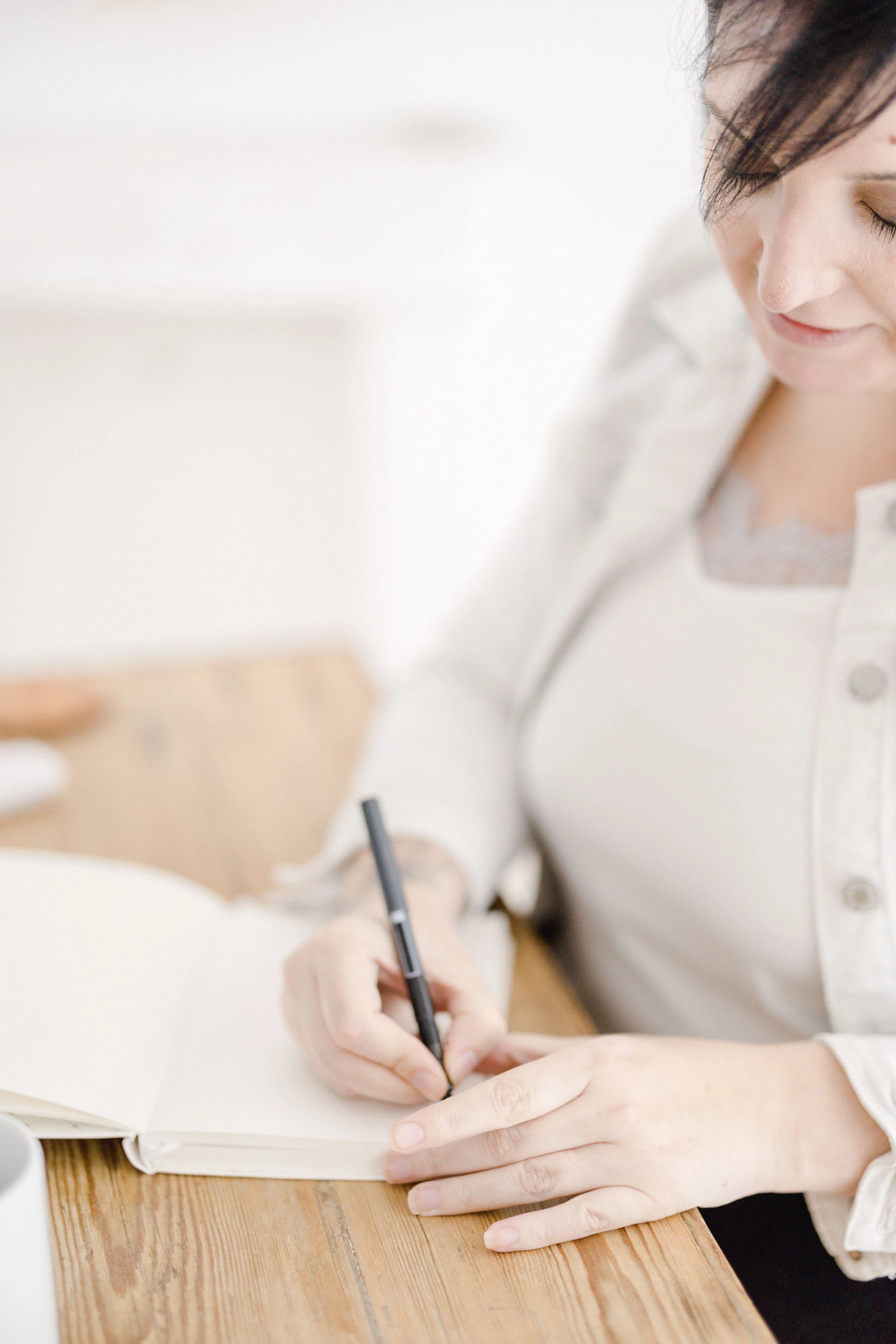 main fournitures de bureau stylo papier papeterie